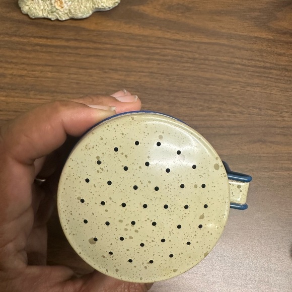 Blue and‎ White Floral Tin Avon Country Talc Shaker (2) - Picture 6 of 9